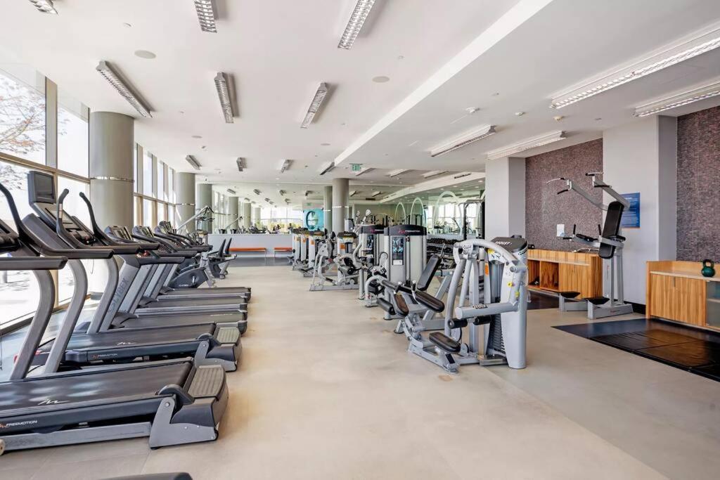 Lovely Upscale High Rise Private Parking & Pool Apartment Los Angeles Exterior photo