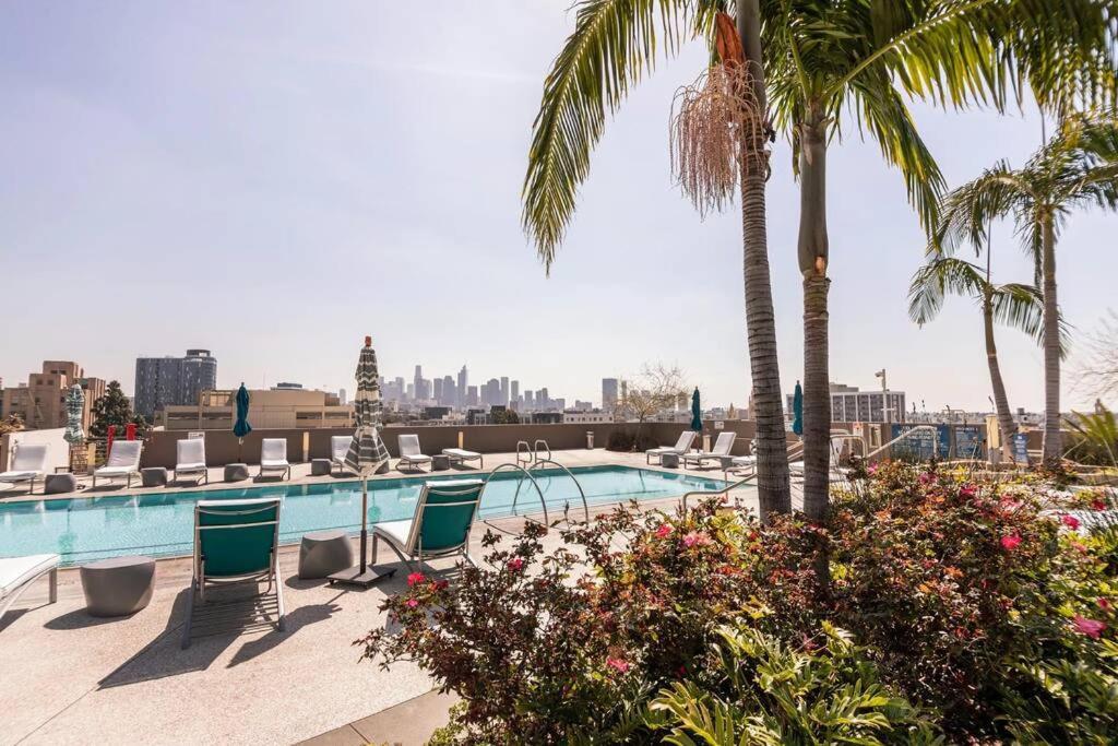 Lovely Upscale High Rise Private Parking & Pool Apartment Los Angeles Exterior photo