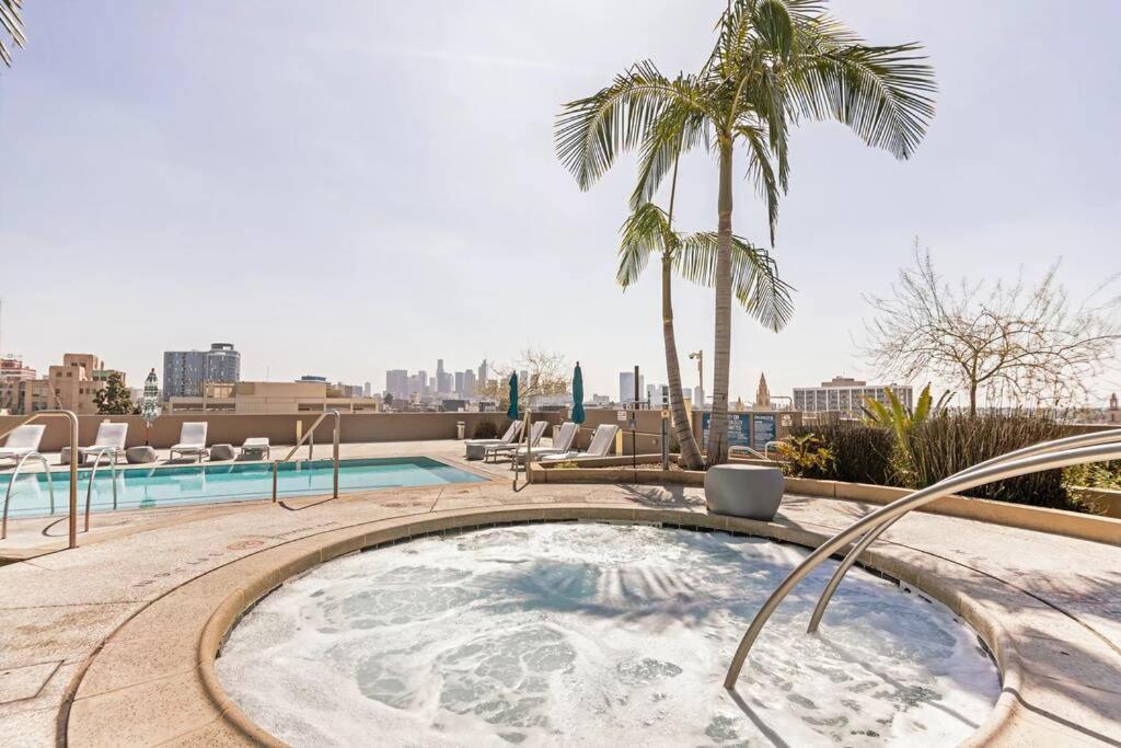 Lovely Upscale High Rise Private Parking & Pool Apartment Los Angeles Exterior photo