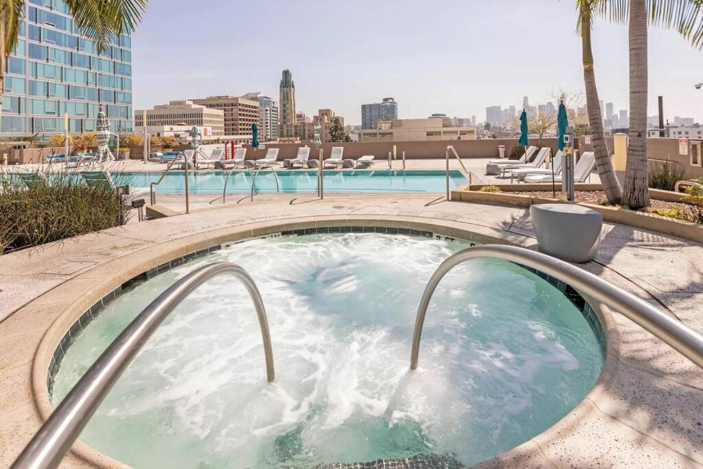Lovely Upscale High Rise Private Parking & Pool Apartment Los Angeles Exterior photo