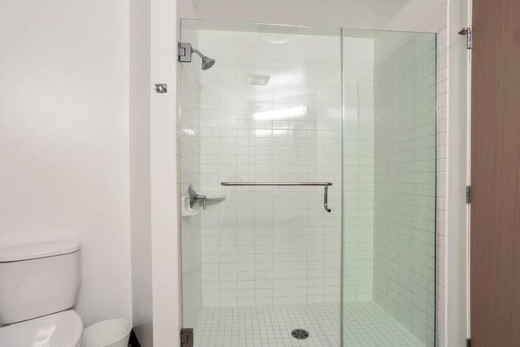 Lovely Upscale High Rise Private Parking & Pool Apartment Los Angeles Exterior photo