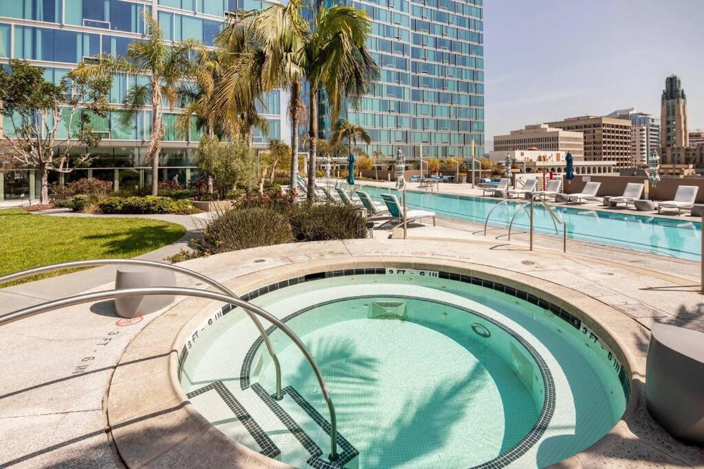 Lovely Upscale High Rise Private Parking & Pool Apartment Los Angeles Exterior photo