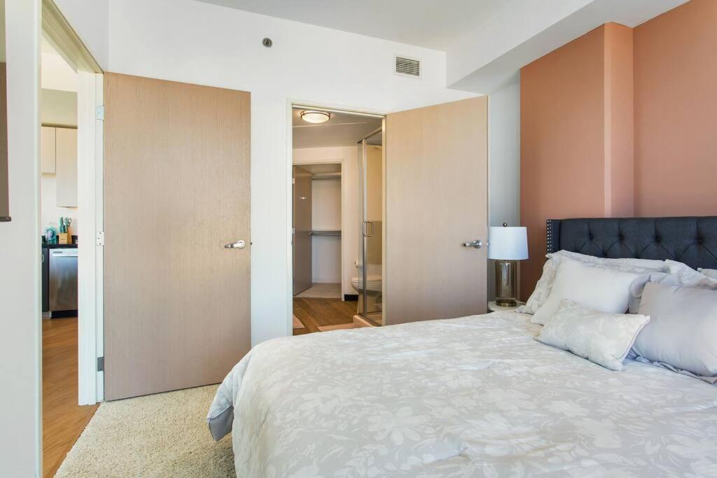 Lovely Upscale High Rise Private Parking & Pool Apartment Los Angeles Exterior photo