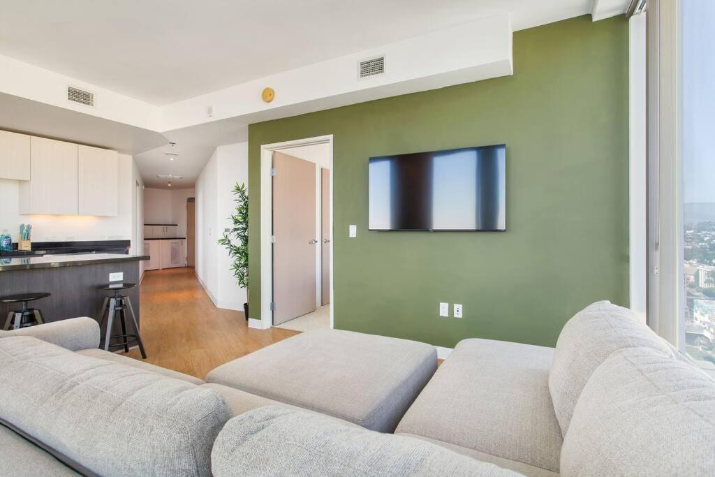 Lovely Upscale High Rise Private Parking & Pool Apartment Los Angeles Exterior photo