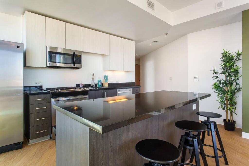 Lovely Upscale High Rise Private Parking & Pool Apartment Los Angeles Exterior photo
