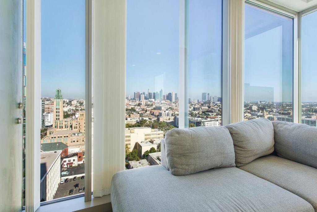 Lovely Upscale High Rise Private Parking & Pool Apartment Los Angeles Exterior photo