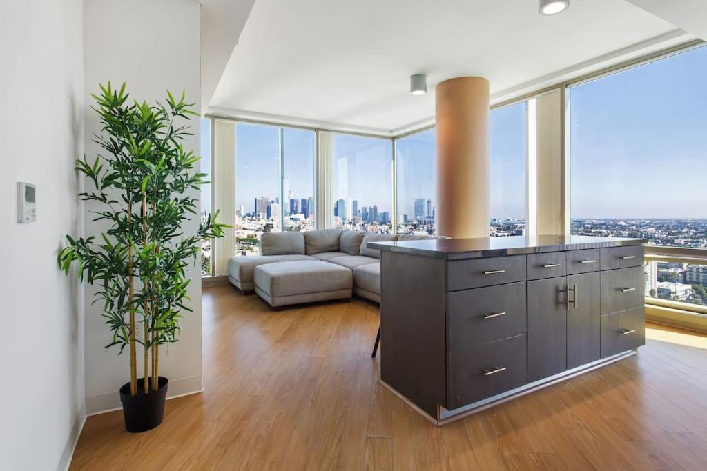 Lovely Upscale High Rise Private Parking & Pool Apartment Los Angeles Exterior photo